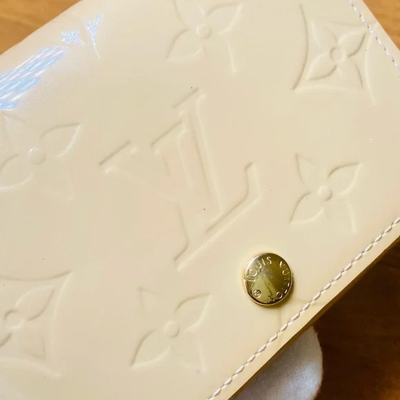 EUC Louis Vuitton Cream Envelope Carte de Visite Monogram Vernis Wallet - Picture 4 of 15